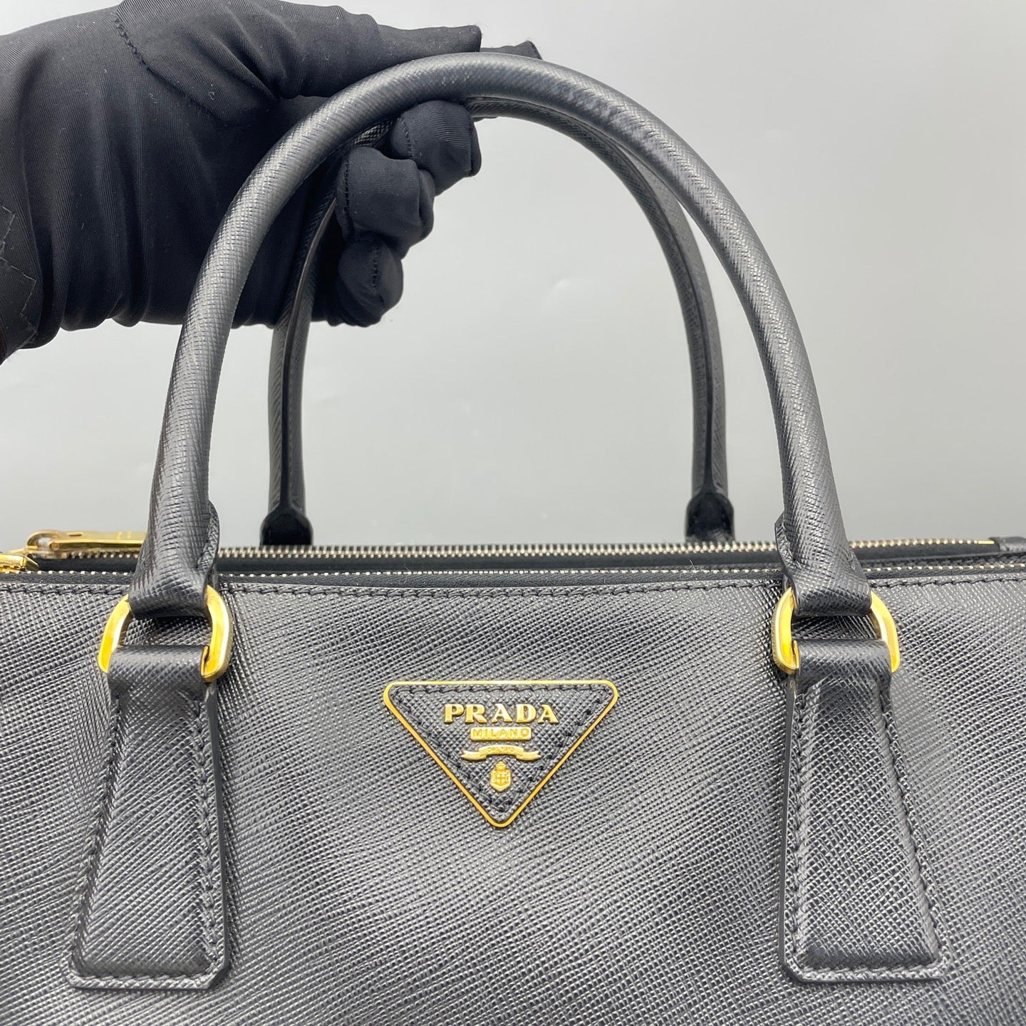 Prada - Saffiano Lux Tote - Saffiano leather - Black - (medium)