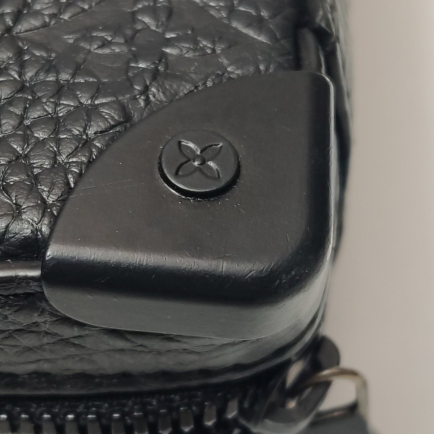 Louis Vuitton - Mini Trunk Messenger - Grained leather - Black - (small)