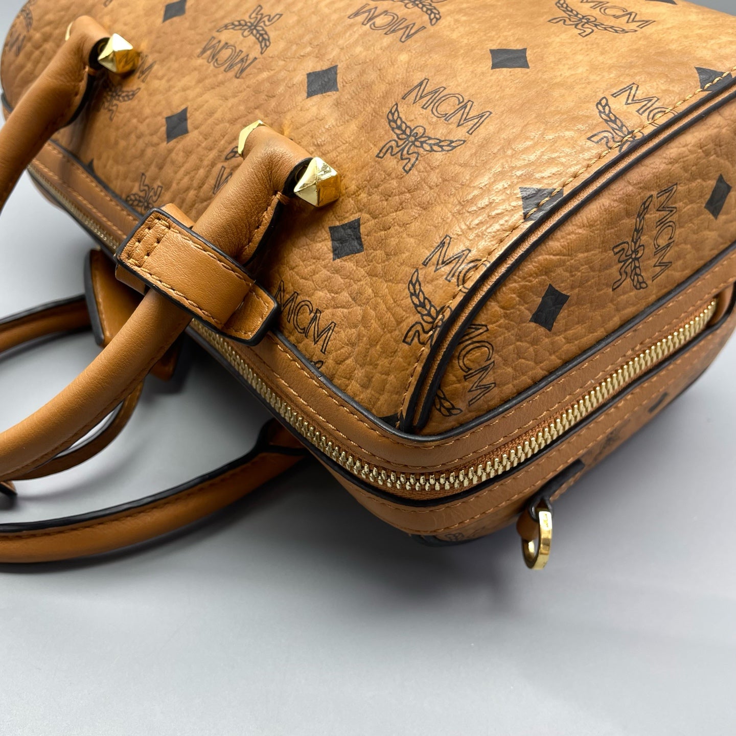 MCM - Visetos Boston Bag Small - Visetos coated canvas with leather trim - Cognac with black monogram - (small)