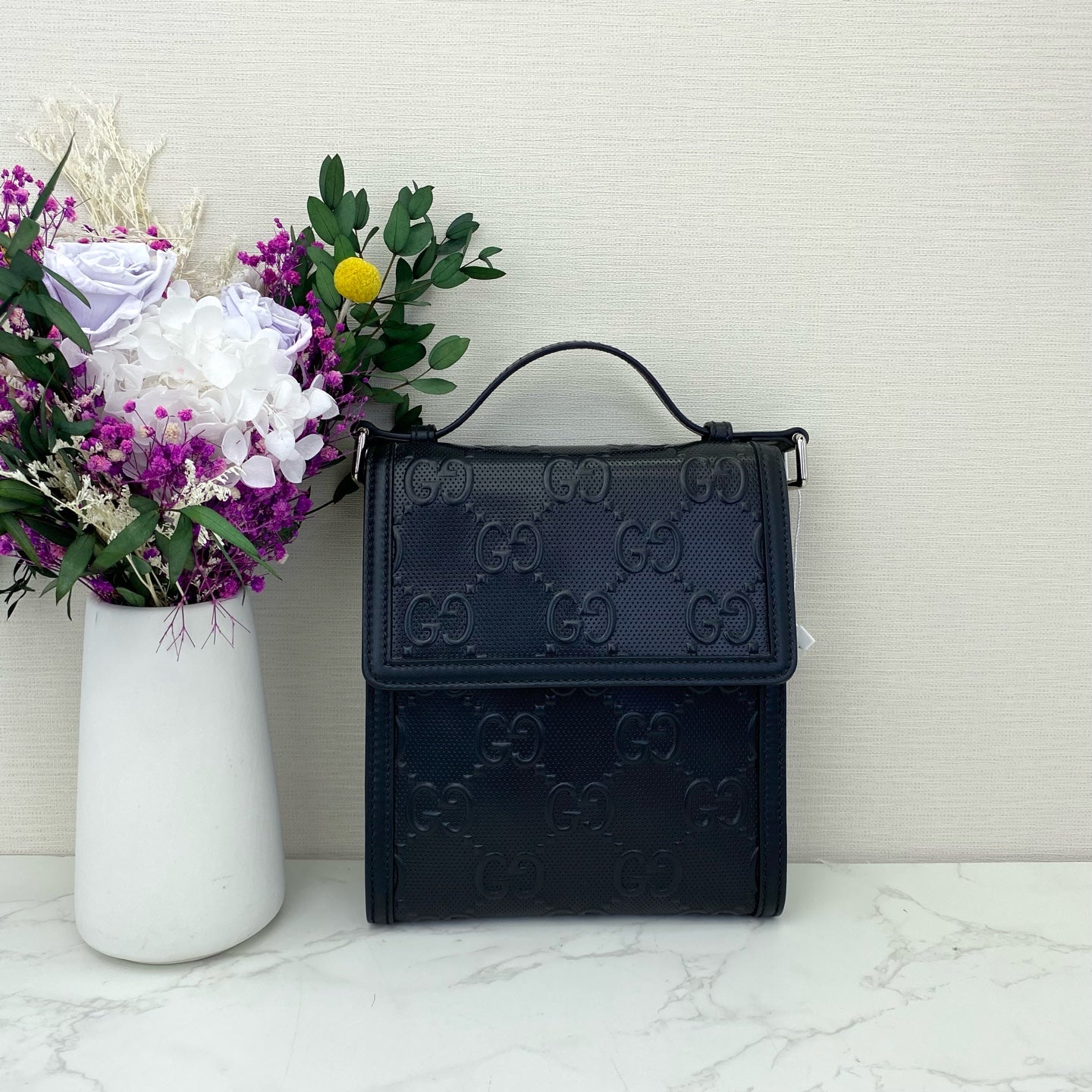 Gucci - GG Embossed Messenger Bag - Leather - Black - (medium)