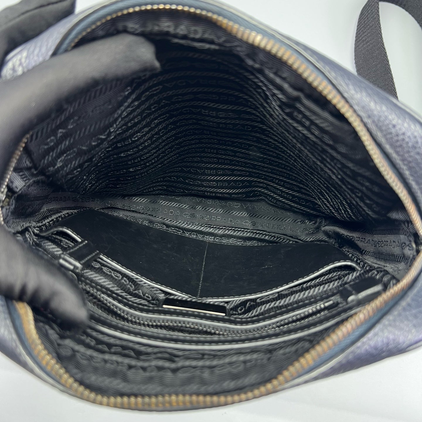 Prada - Crossbody Messenger Bag - Pebbled leather - Navy - (medium)