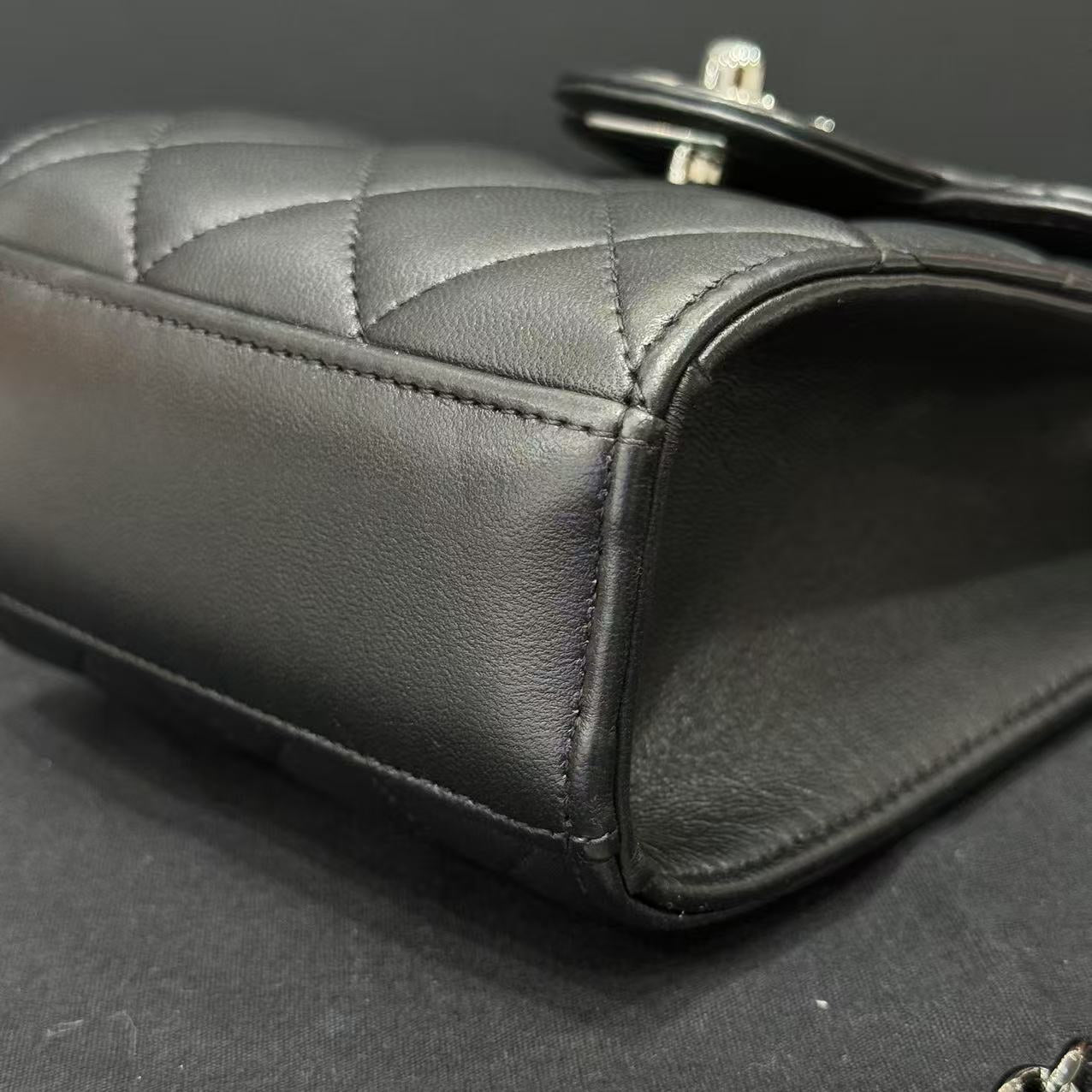 Chanel - Vertical Quilted Phone Holder with Chain - Lambskin leather - Black - (mini)