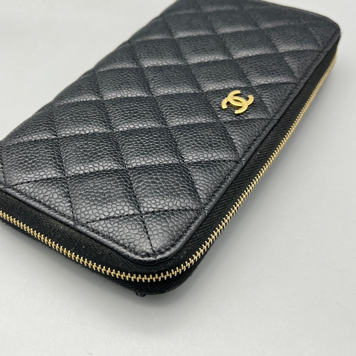 Chanel - Classic Flap Zip Wallet - Leather - Black - (medium)