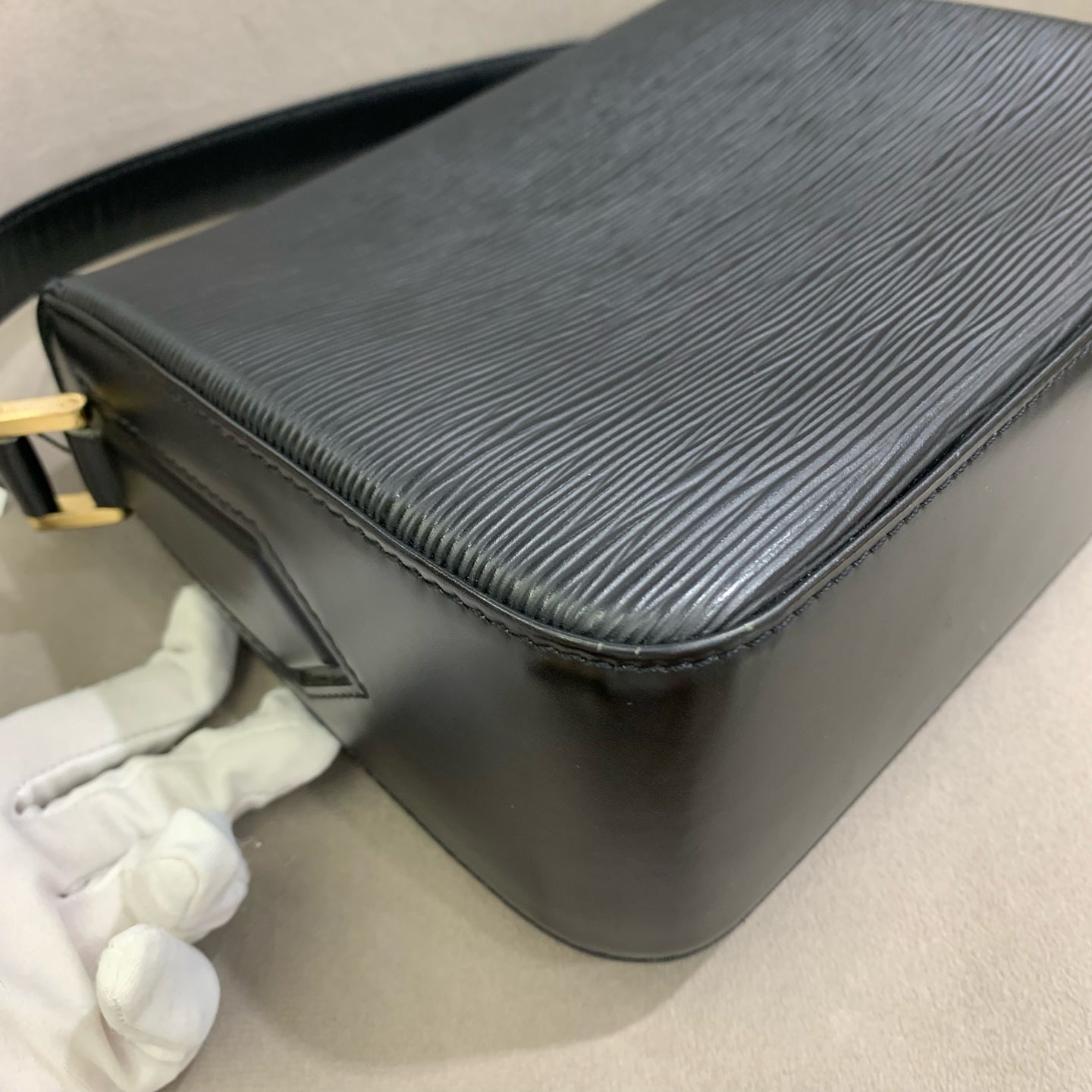 Louis Vuitton - Epi Box Messenger Bag - Leather - Black - (small)