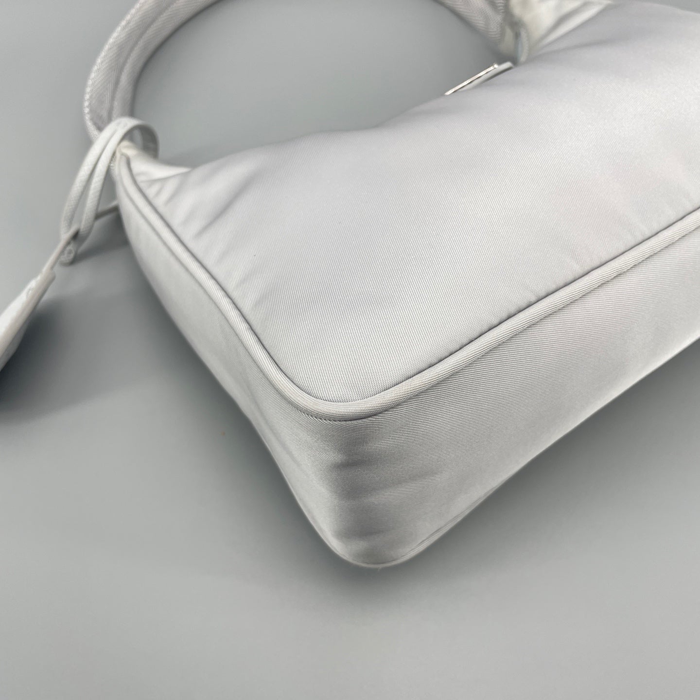 Prada - Re-Edition 2000 Hobo - Nylon with Saffiano leather trim - Grey - (mini)