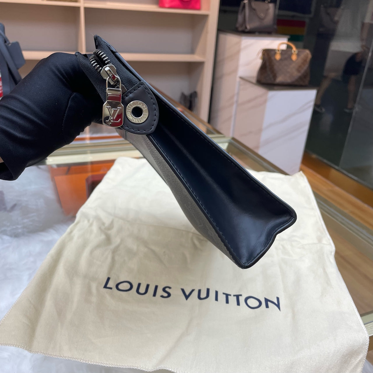 Louis Vuitton - Pochette Voyage MM - Monogram Eclipse Canvas - Black - (Medium)
