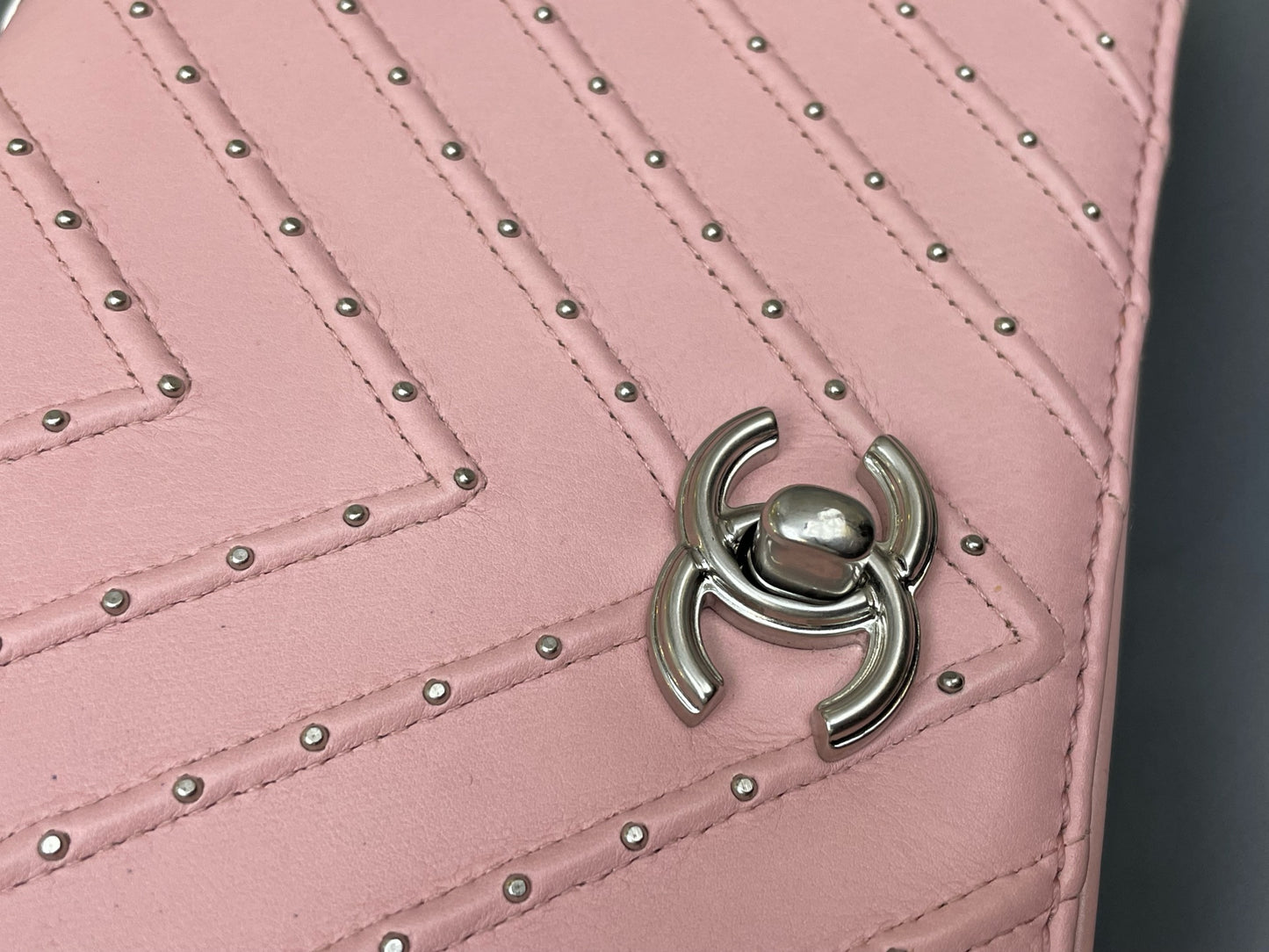 Chanel - Wallet On Chain (WOC) Studded Chevron - Lambskin leather - Pink - (Mini)