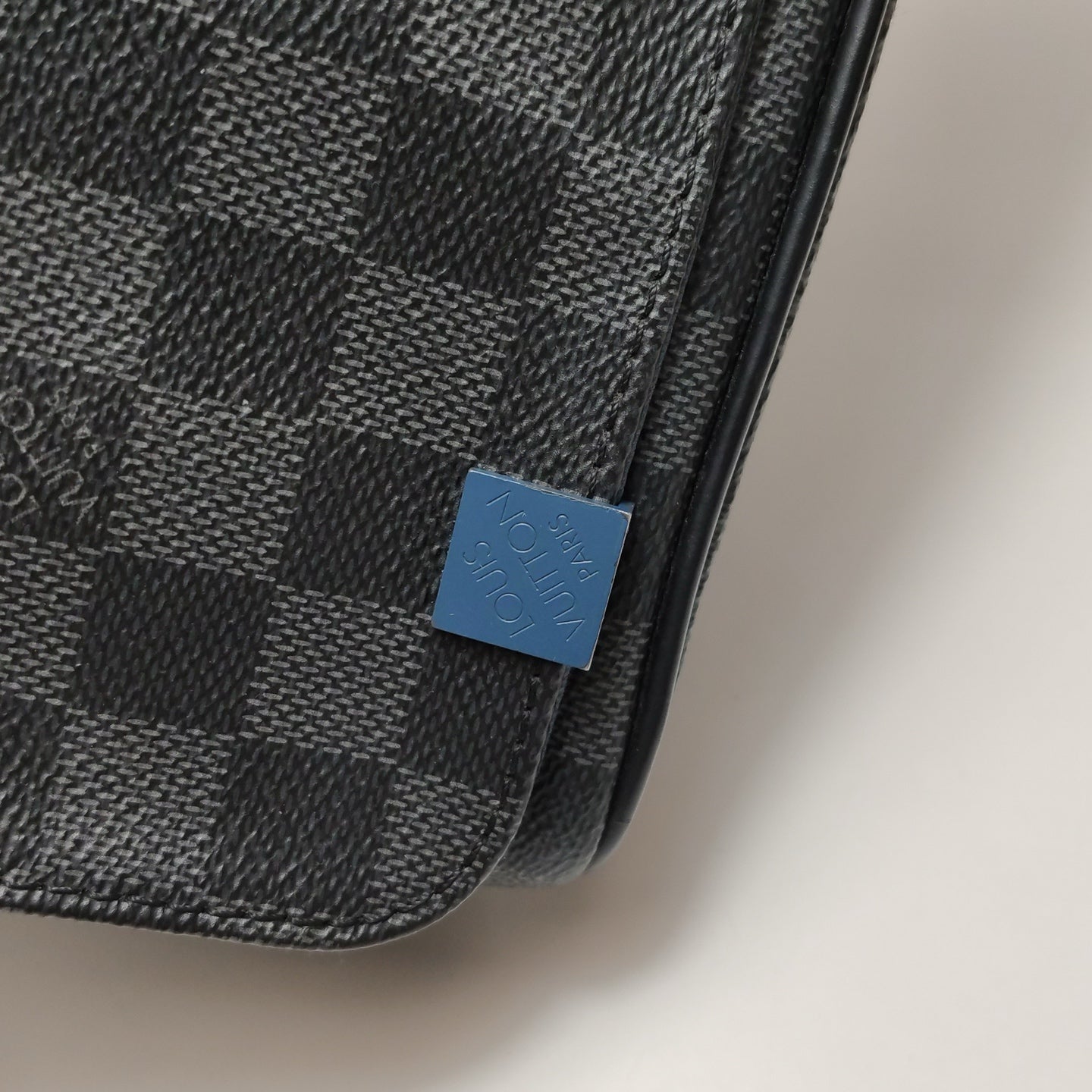 Louis Vuitton - District Messenger PM Bag - Damier Graphite coated canvas with leather trim - Grey - (medium)