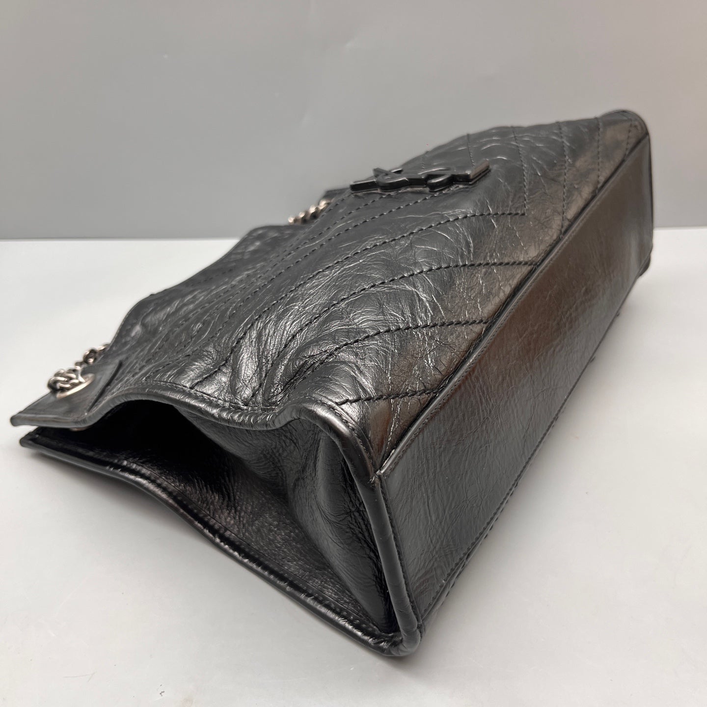 Saint Laurent - Shopping Tote with Chain - Crinkled calfskin leather - Black - (Medium)