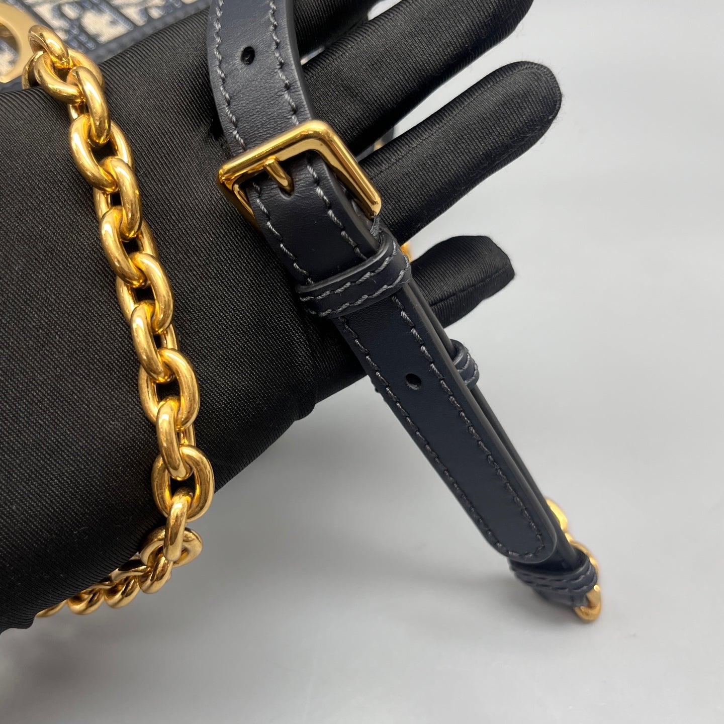 Dior - Montaigne Chain Bag - Dior Oblique jacquard canvas with calfskin leather trim - Multicolour (Beige, Dark Blue) with gold-tone hardware - (Medium)