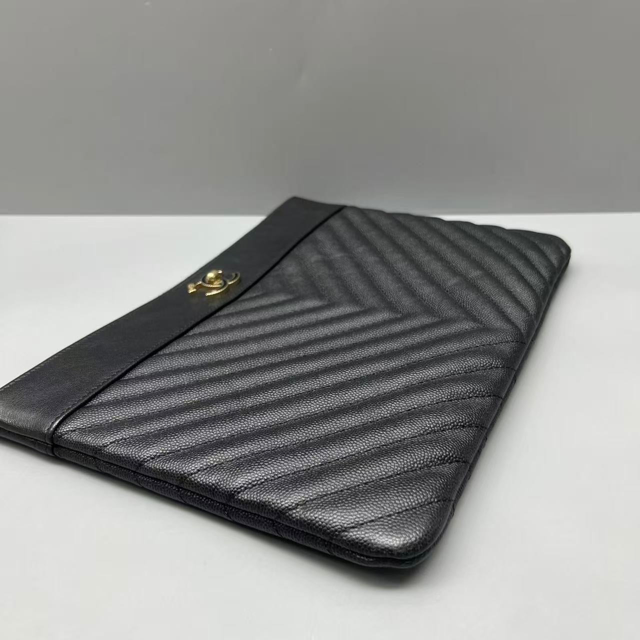 Chanel - V-Quilted Envelope Clutch - Caviar leather - Black - (medium)