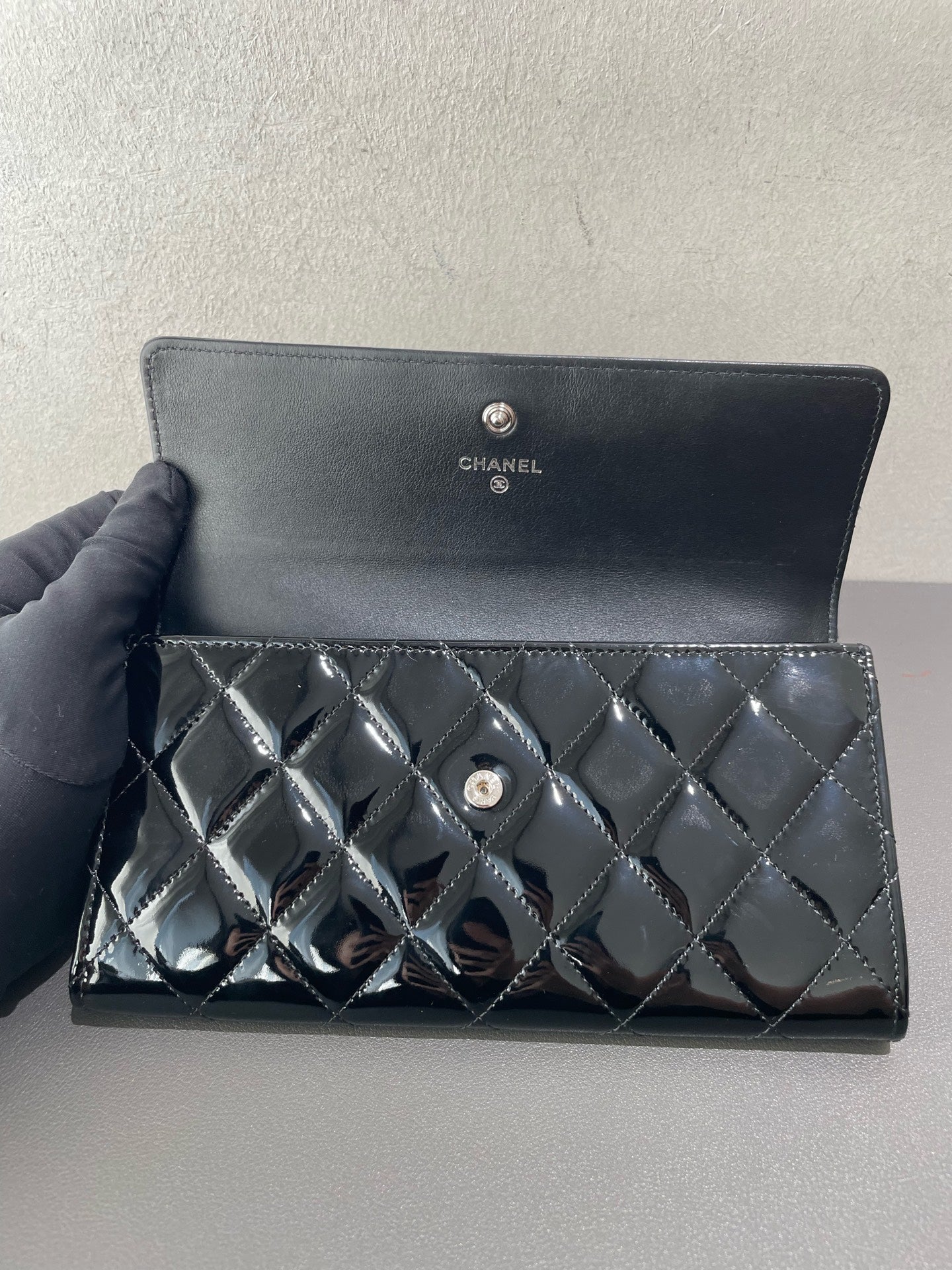 Chanel - Classic Long Flap Wallet - Patent leather - Black - (medium)