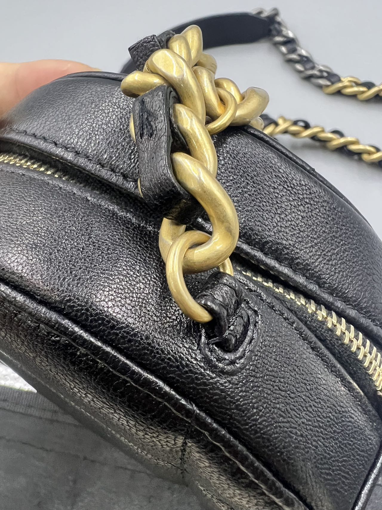 Chanel - Round Vanity Case with Chain - Grained calfskin leather - Black with Gold-Tone and Silver-Tone Hardware - (Mini)