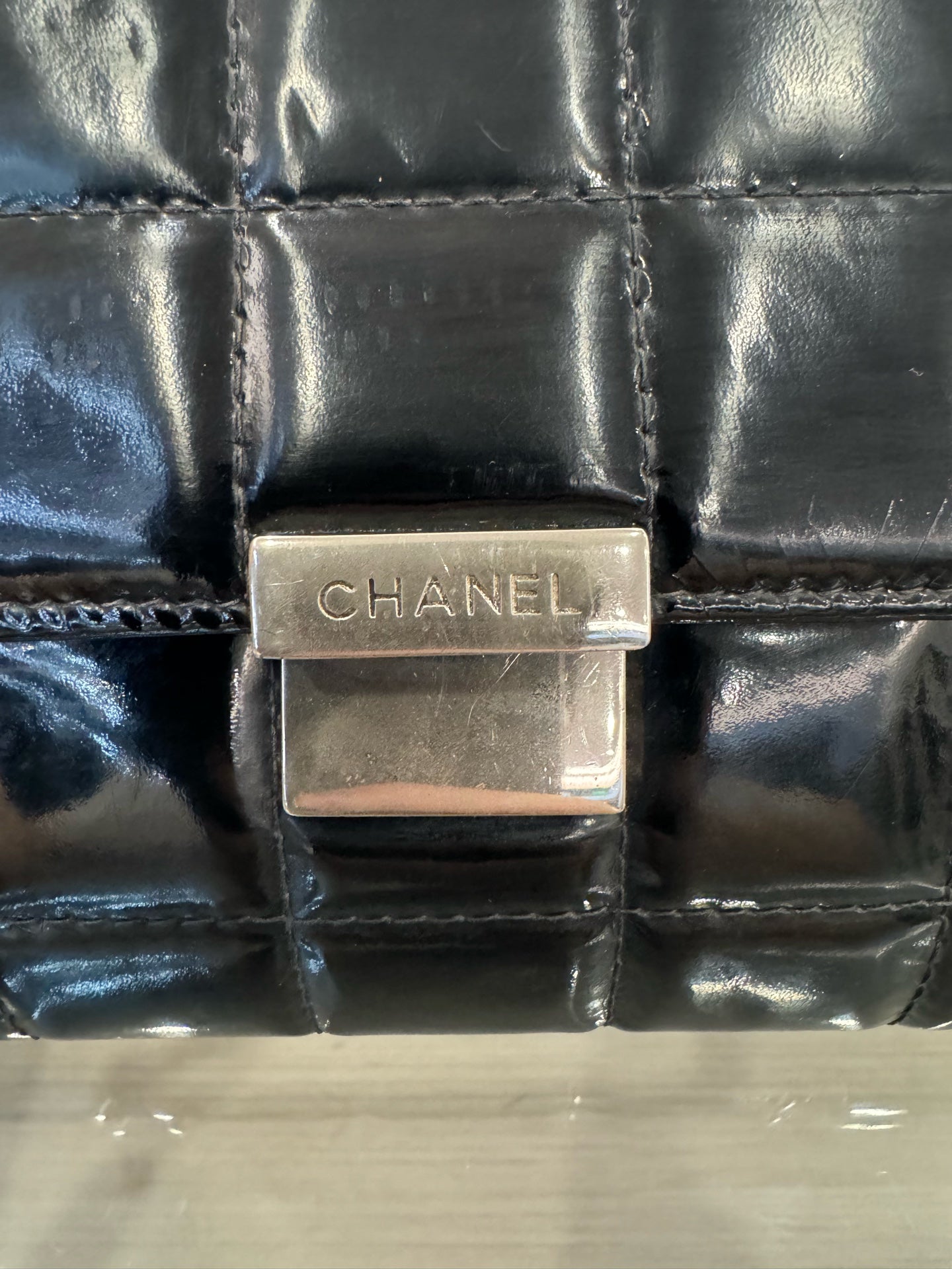 Chanel - Chocolate Bar Flap Bag - Patent leather - Black - (Medium)