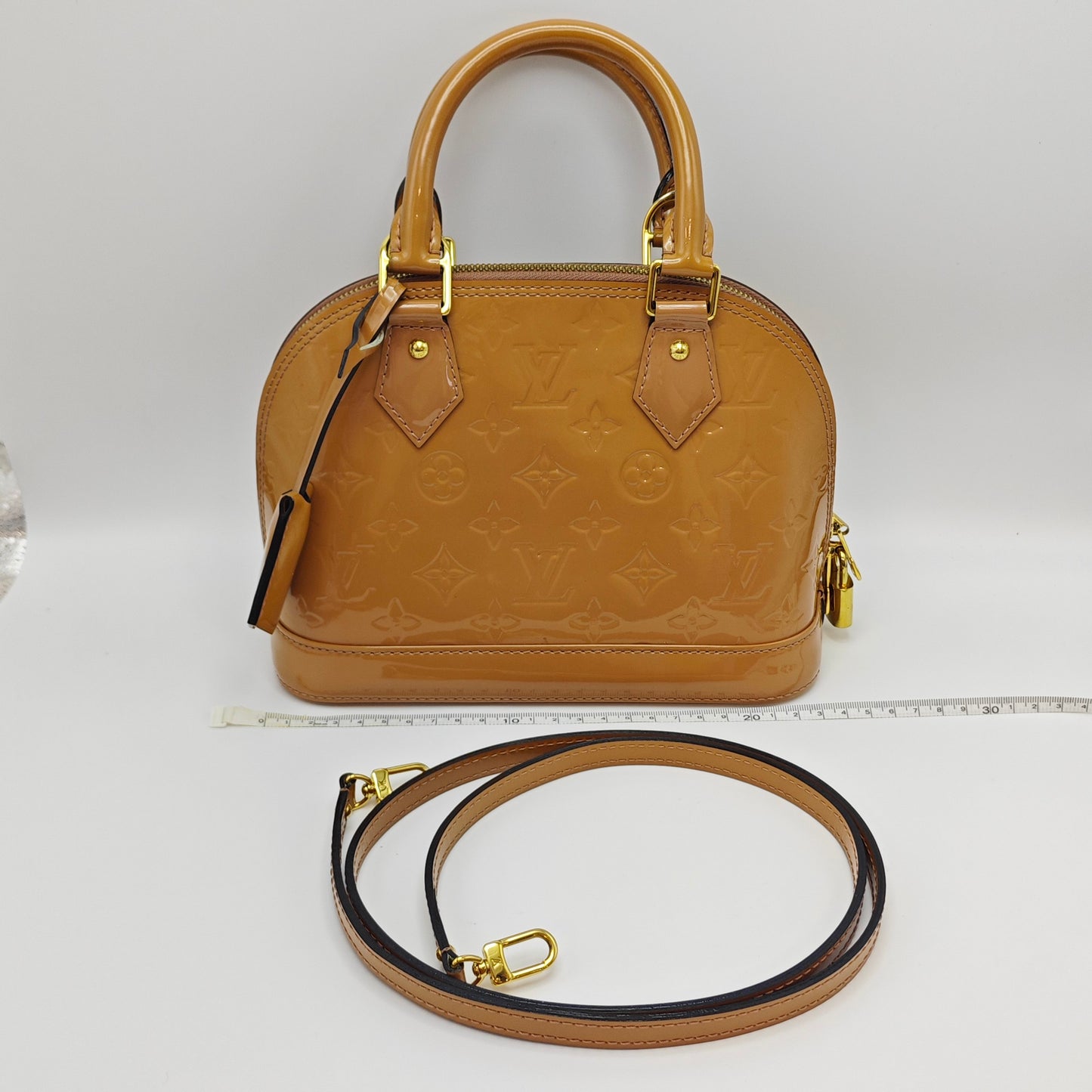 Louis Vuitton - Alma BB - Patent leather - Soft pink (Lotus Root Pink) with Gold-Tone Hardware - (mini)