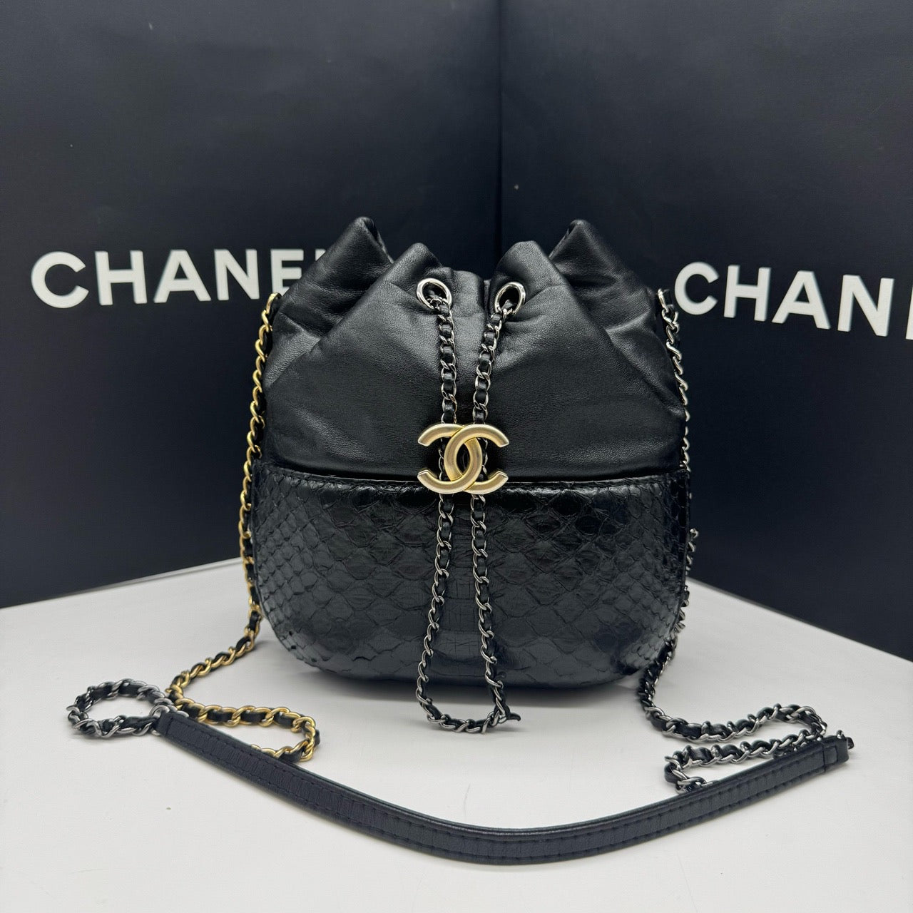 Chanel - Gabrielle Bucket Bag - Leather and Exotic leathers - Python - Black - (mini)