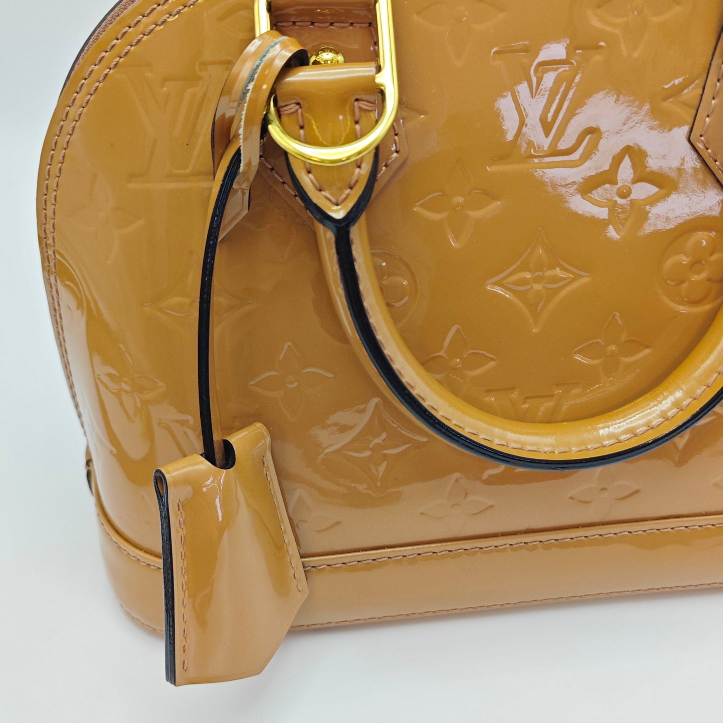 Louis Vuitton - Alma BB - Patent leather - Soft pink (Lotus Root Pink) with Gold-Tone Hardware - (mini)