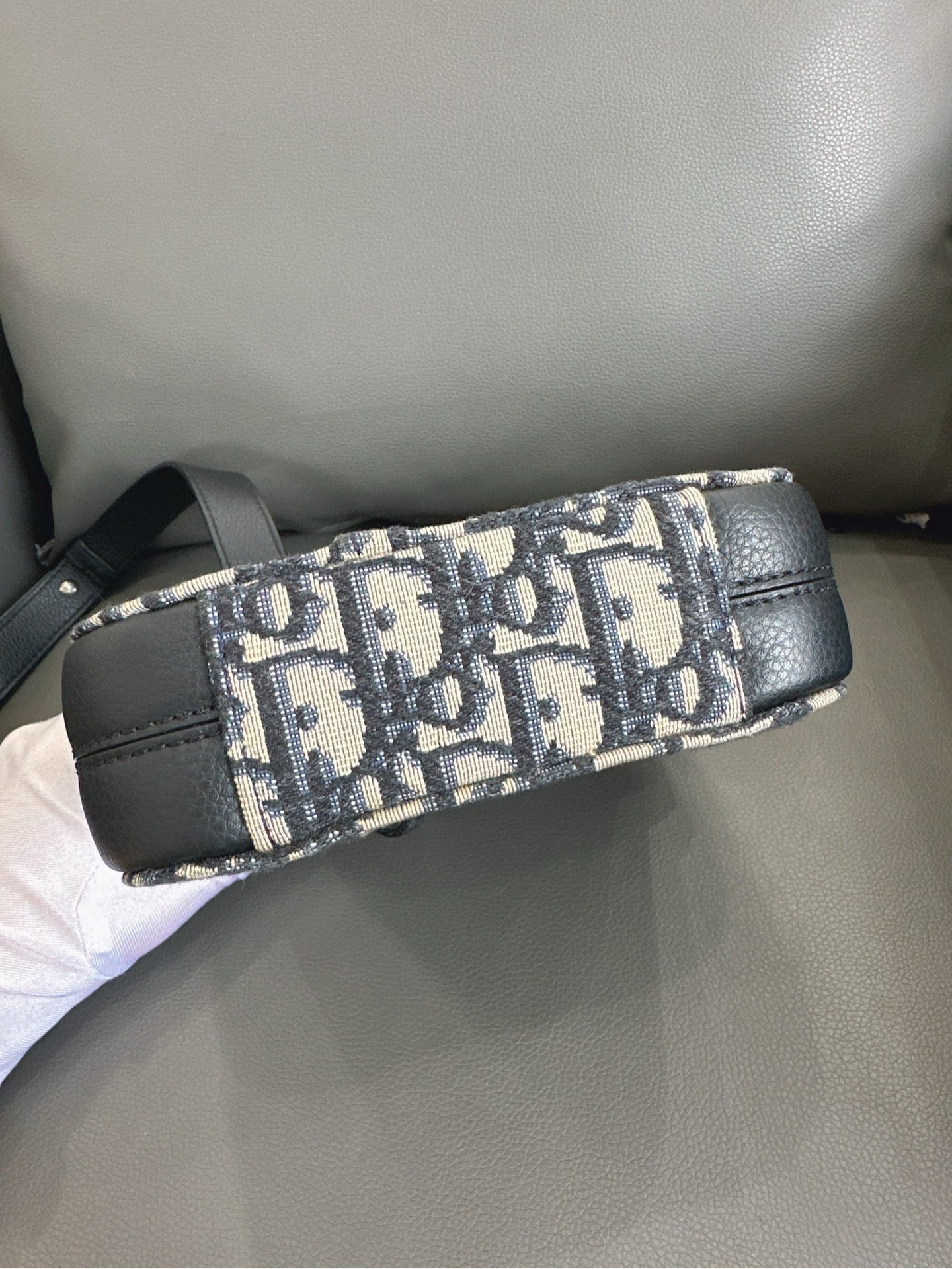 Dior - Saddle Chest Bag - Dior Oblique jacquard canvas with black grained calfskin leather trim - Beige and Grey Oblique with Black trim - (small)