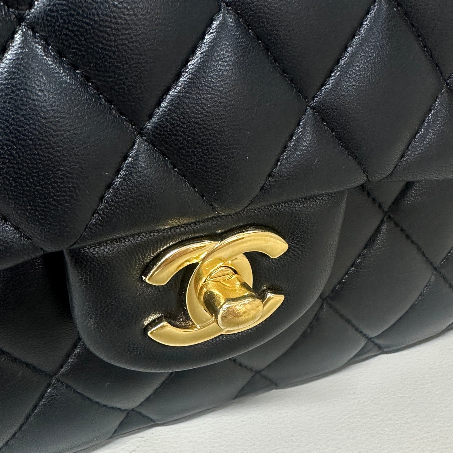 Chanel - Classic Flap - Lambskin leather - Black - (medium)