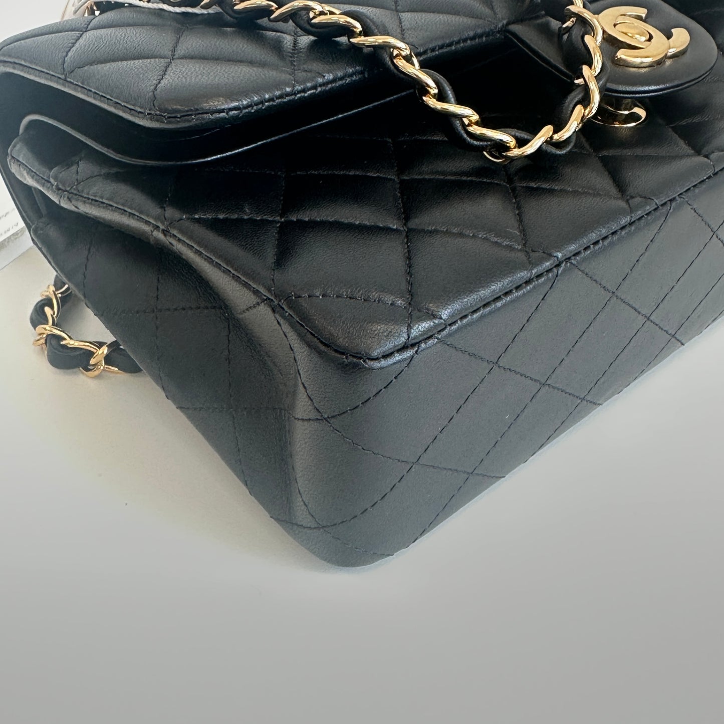Chanel - Classic Flap - Lambskin leather - Black with Gold-Tone Hardware - (medium)