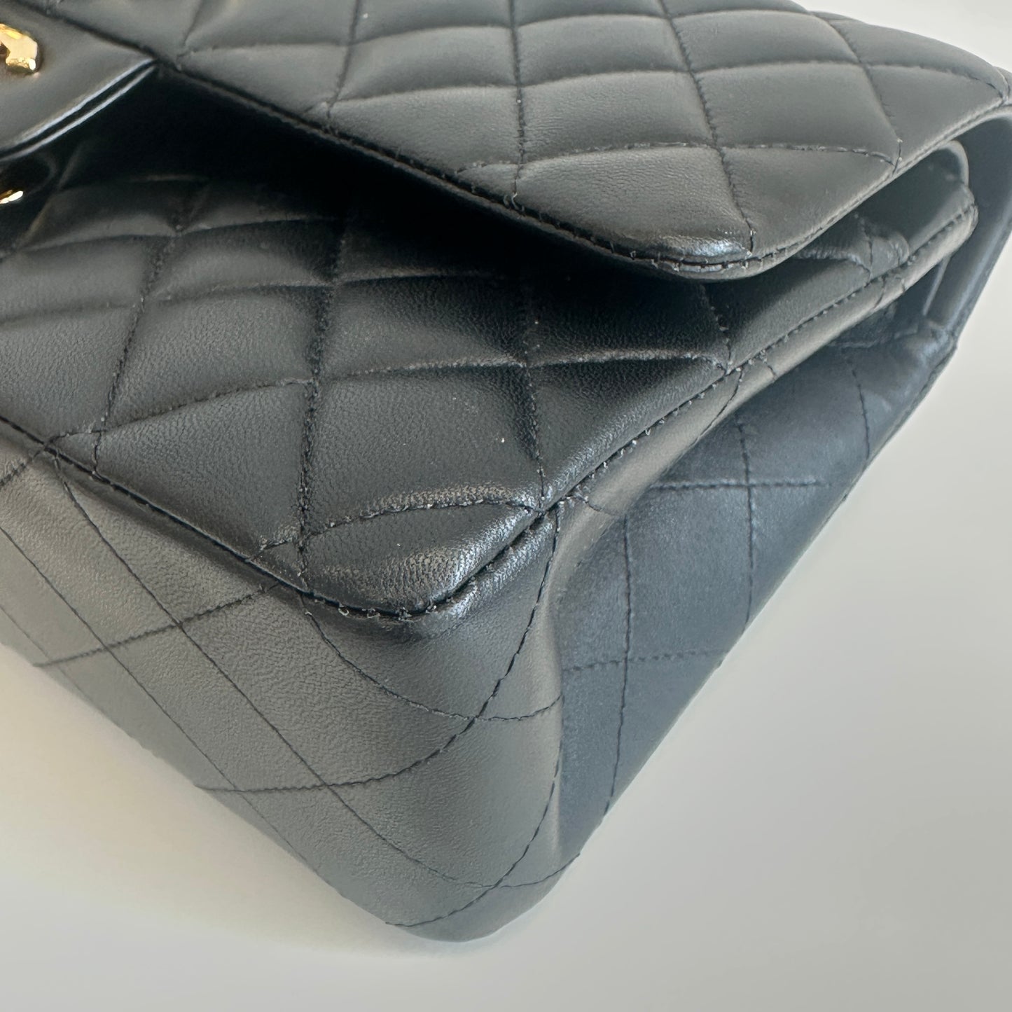 Chanel - Classic Flap - Lambskin leather - Black with Gold-Tone Hardware - (medium)