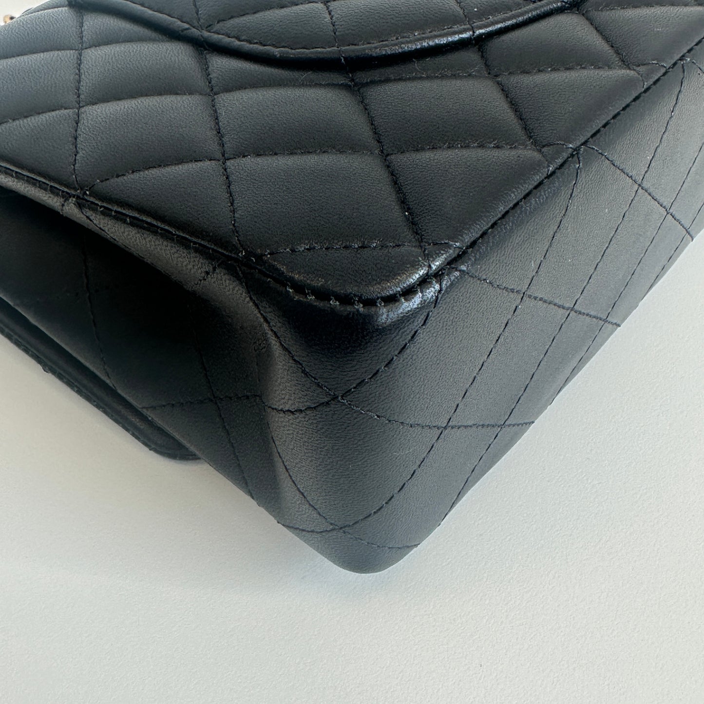 Chanel - Classic Flap - Lambskin leather - Black with Gold-Tone Hardware - (medium)
