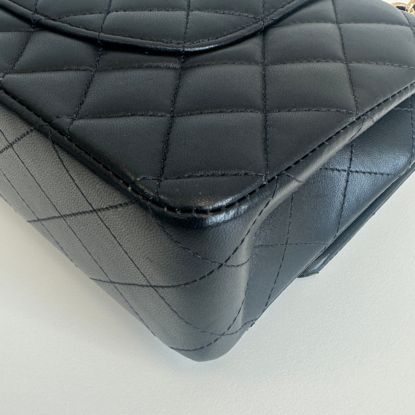 Chanel - Classic Flap - Lambskin leather - Black with Gold-Tone Hardware - (medium)