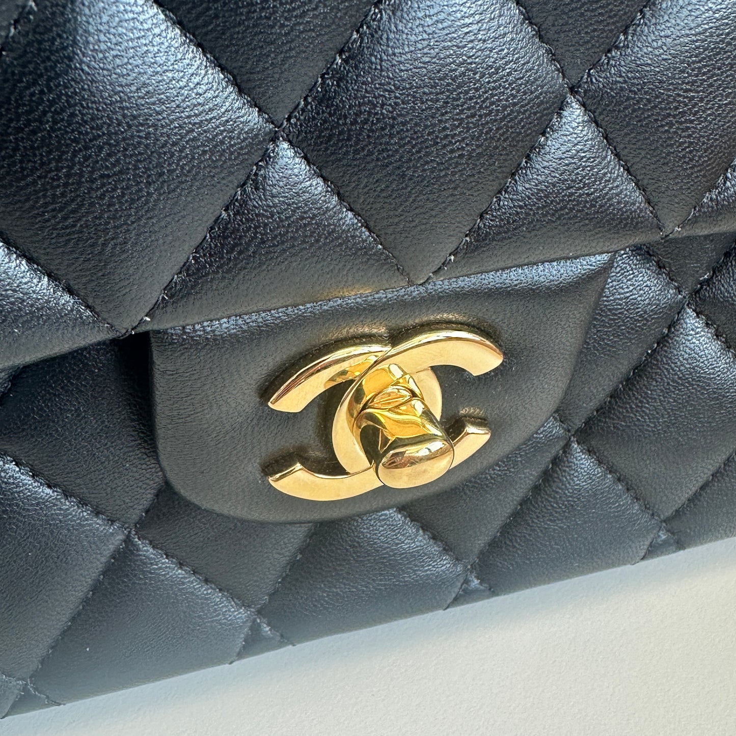 Chanel - Classic Flap - Lambskin leather - Black with Gold-Tone Hardware - (medium)