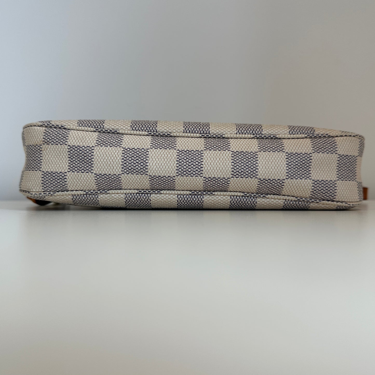 Louis Vuitton - Pochette Accessoires - Damier Azur coated canvas with natural cowhide leather trim - White with natural cowhide leather - (mini)