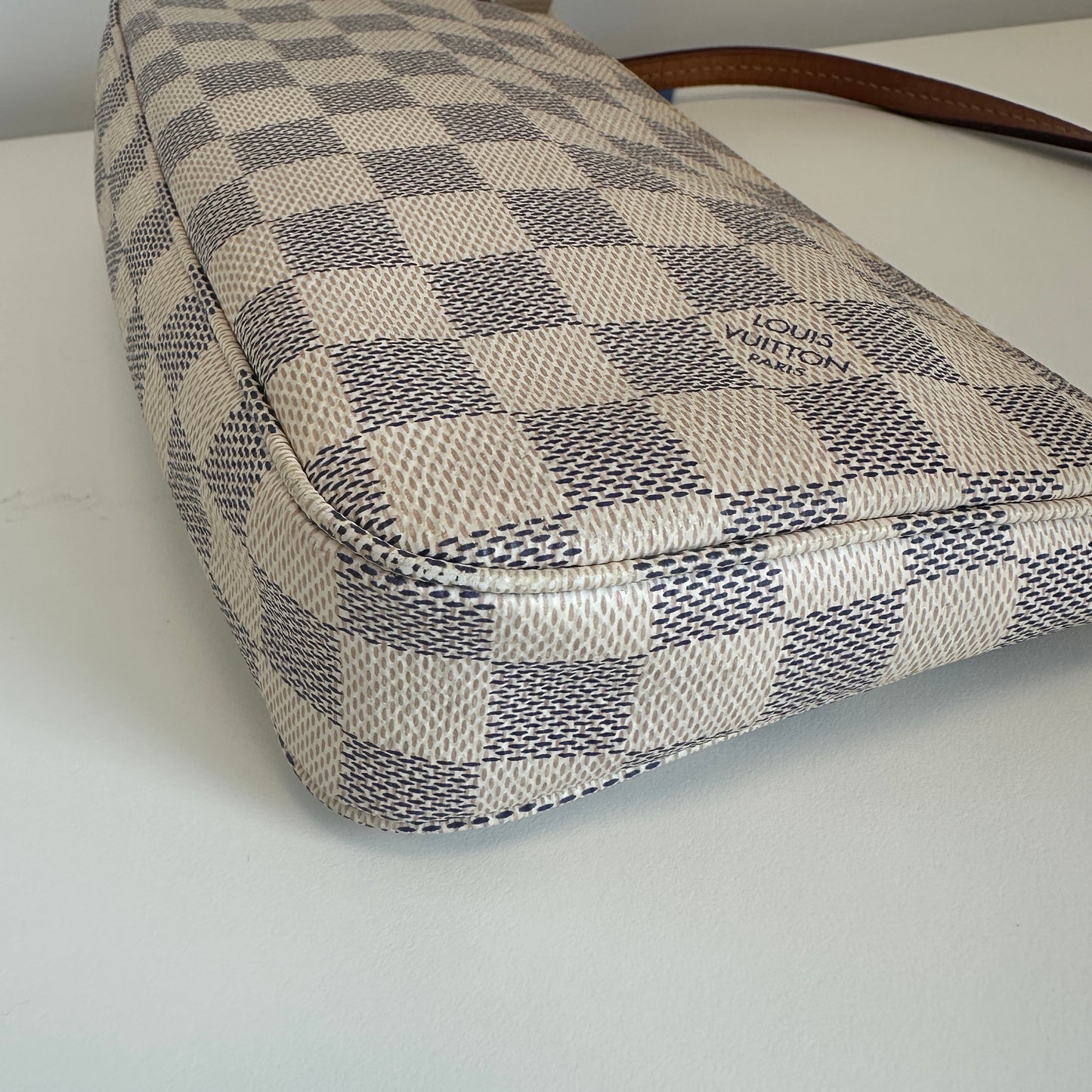 Louis Vuitton - Pochette Accessoires - Damier Azur coated canvas with natural cowhide leather trim - White with natural cowhide leather - (mini)
