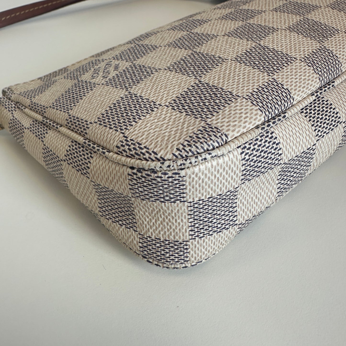 Louis Vuitton - Pochette Accessoires - Damier Azur coated canvas with natural cowhide leather trim - White with natural cowhide leather - (mini)