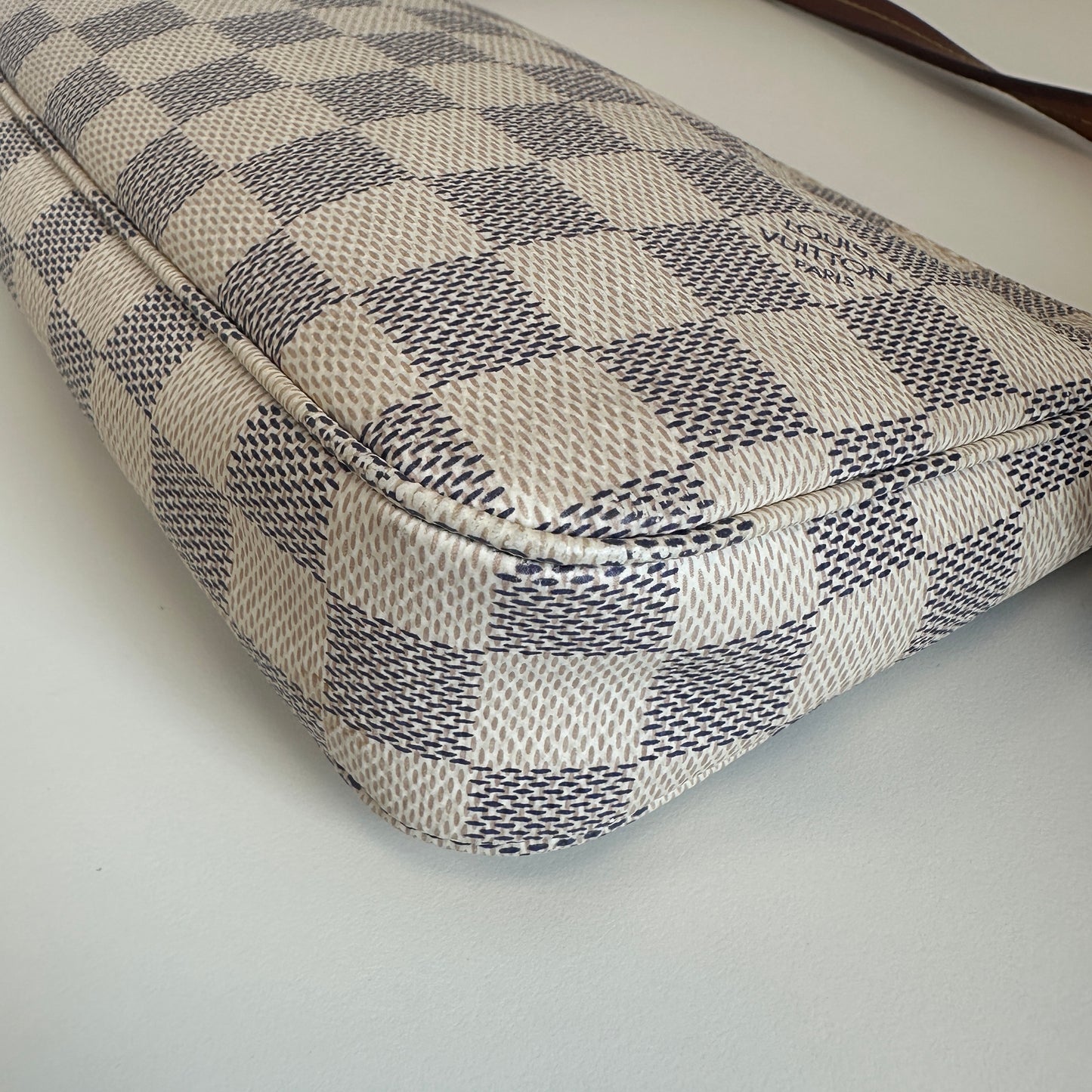 Louis Vuitton - Pochette Accessoires - Damier Azur coated canvas with natural cowhide leather trim - White with natural cowhide leather - (mini)