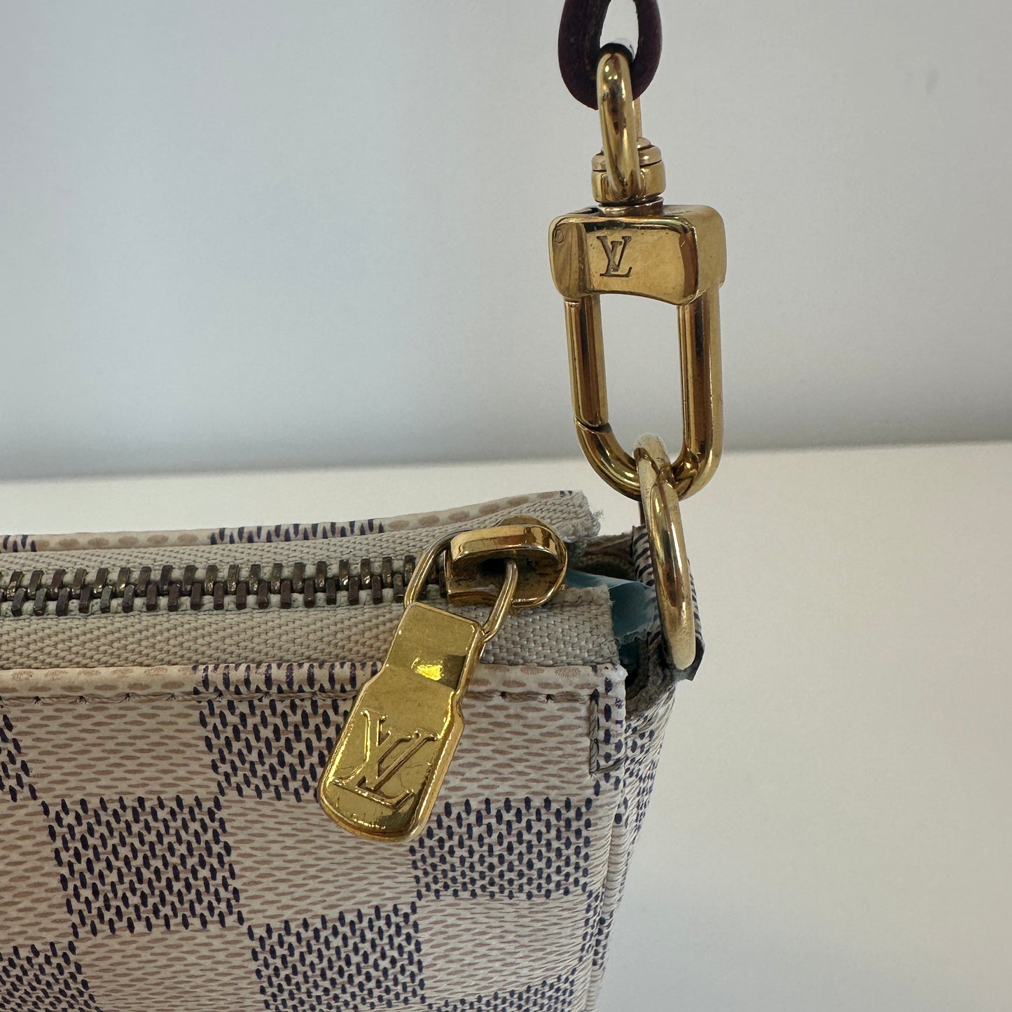 Louis Vuitton - Pochette Accessoires - Damier Azur coated canvas with natural cowhide leather trim - White with natural cowhide leather - (mini)
