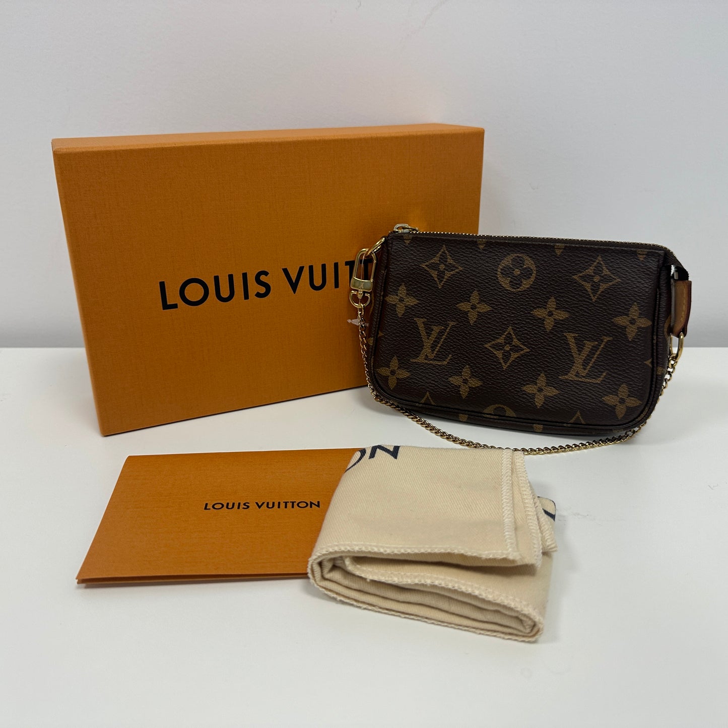 Louis Vuitton - Mini Pochette Accessoires - Monogram coated canvas with Vachetta leather trim - Brown - (mini)