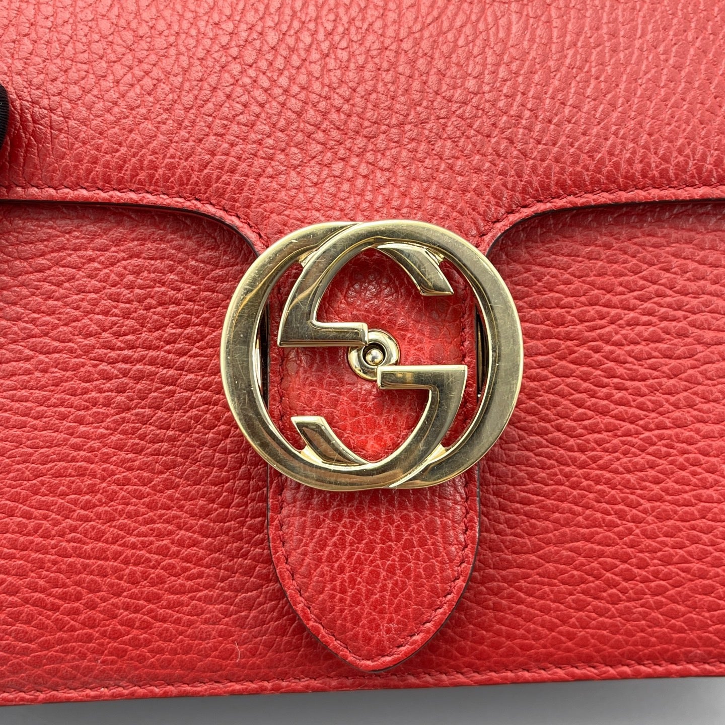 Gucci - Interlocking G Flap Shoulder Bag - Grained leather - Red - (small)