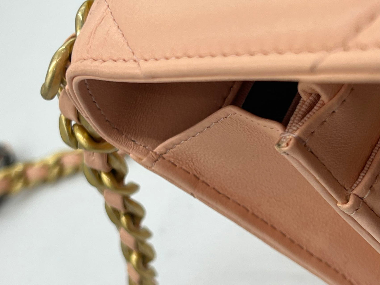 Chanel - Chanel 19 Wallet On Chain (WOC) - Lambskin leather - Pink with Mixed-Tone Hardware - (mini)