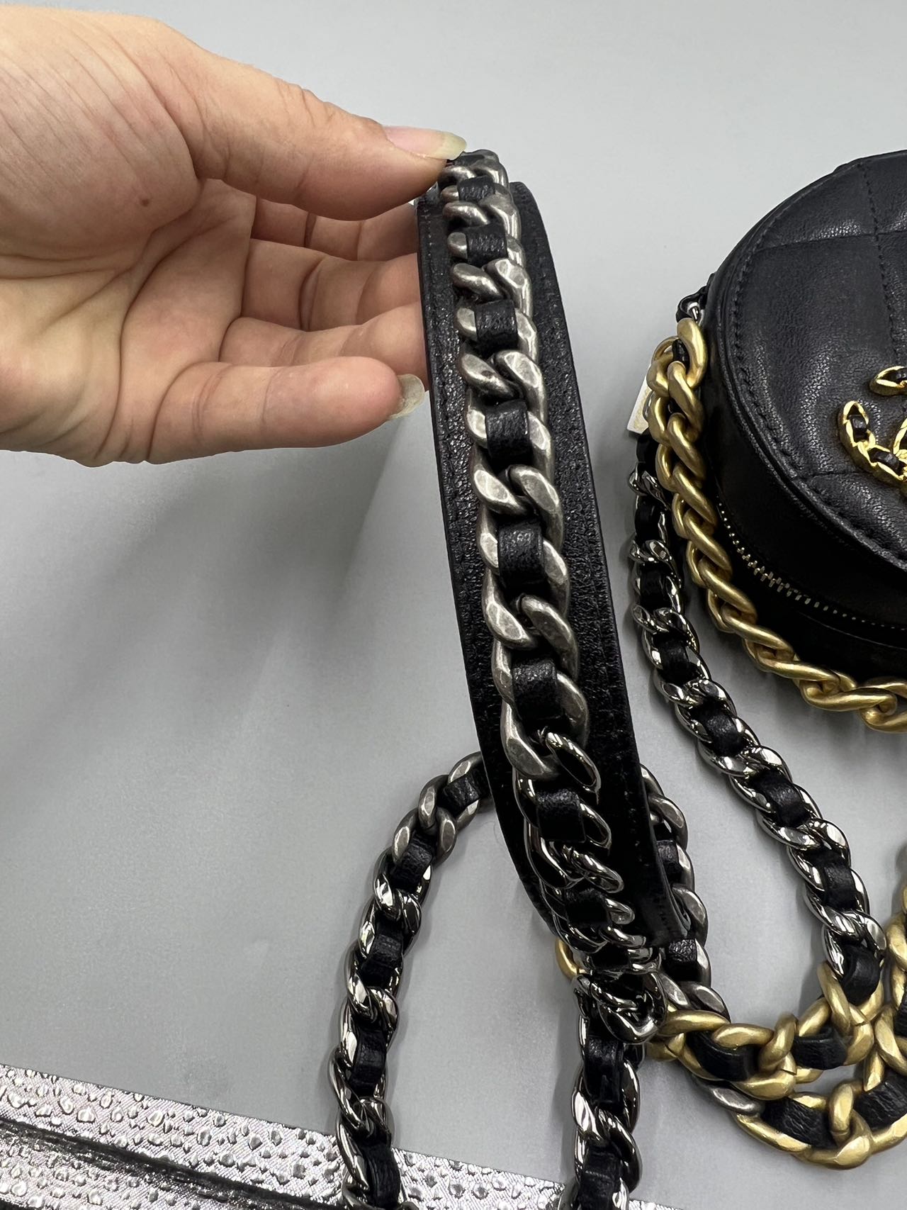 Chanel - Round Vanity Case with Chain - Grained calfskin leather - Black with Gold-Tone and Silver-Tone Hardware - (Mini)