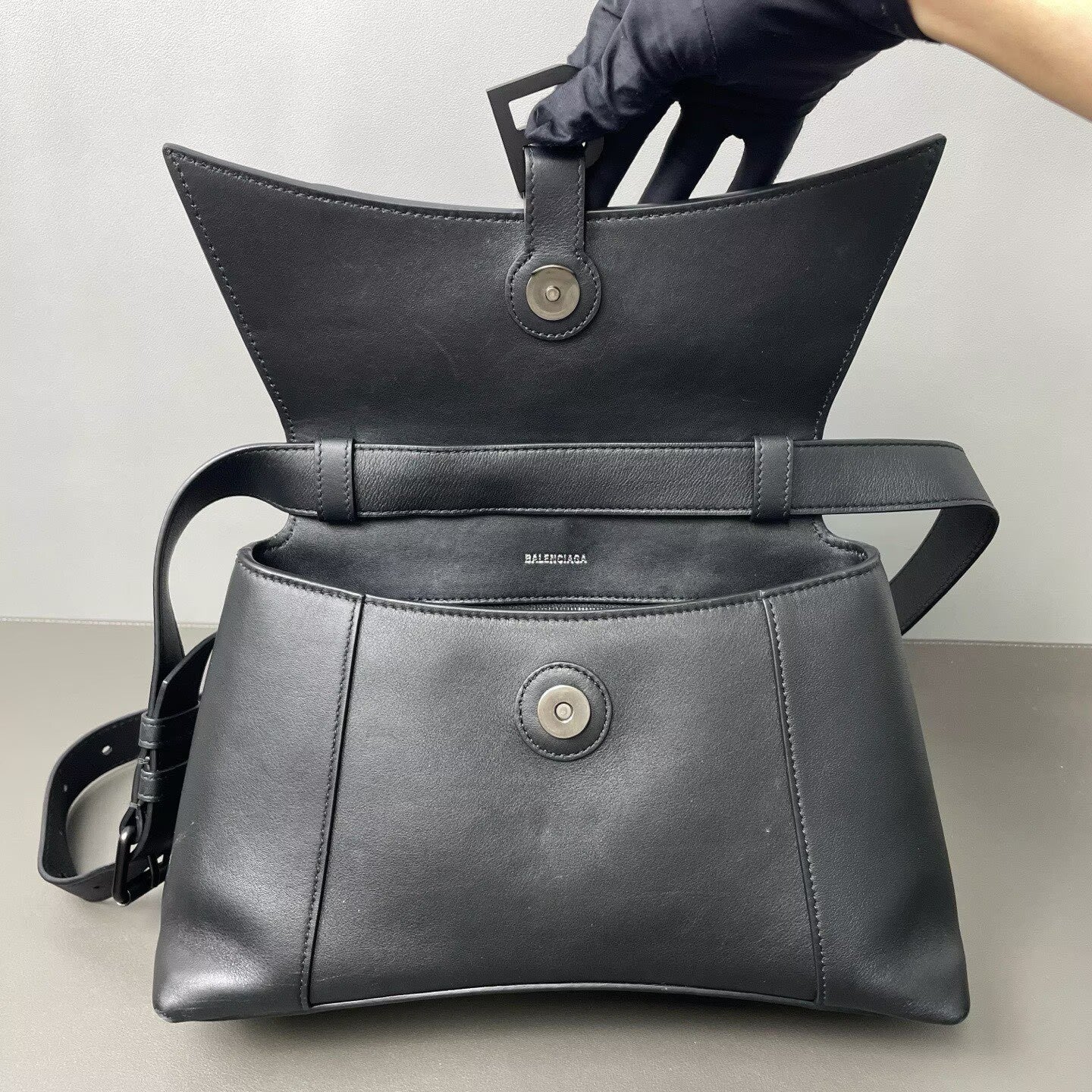 Balenciaga - Downtown Shoulder Bag - Cowhide leather - Black - (medium)
