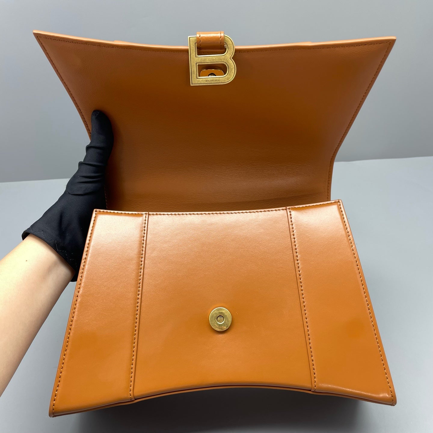 Balenciaga - Hourglass Bag - Smooth calfskin leather - Caramel with Aged Gold-Tone Hardware - (Medium)