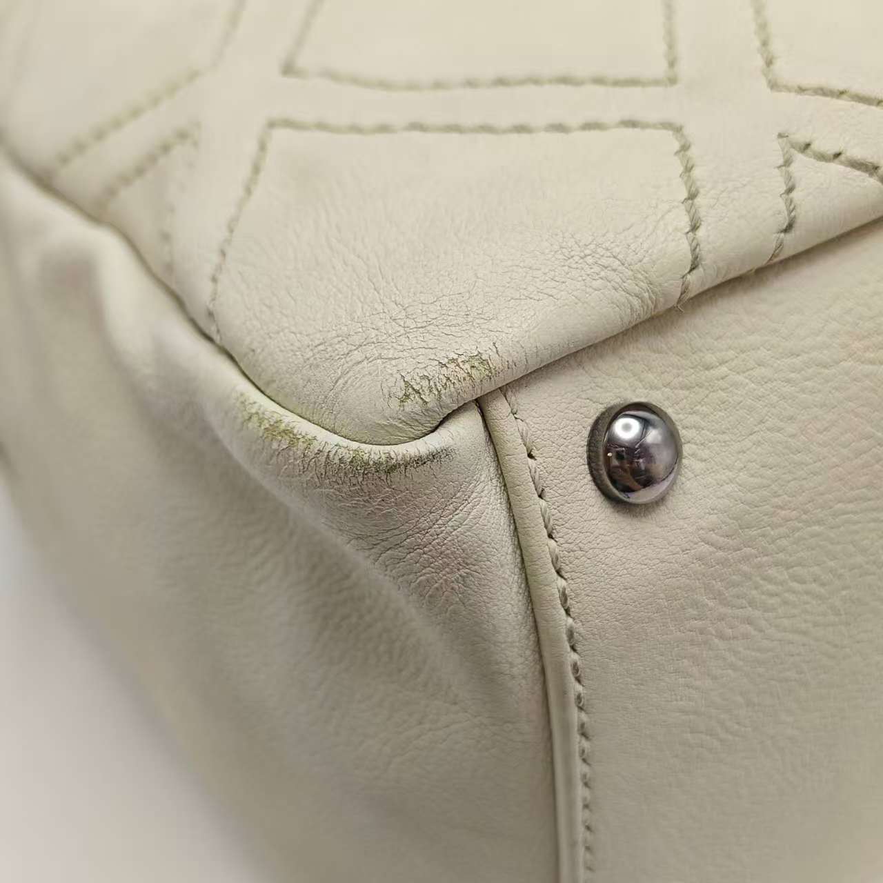 Chanel - Diamond Quilted Shoulder Bag - Leather - Beige with Silver-Tone Hardware - (Medium)