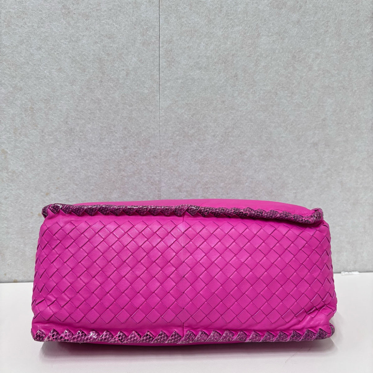 Bottega Veneta - Intrecciato Flap Shoulder Bag - Exotic leathers - Python - Pink - (medium)