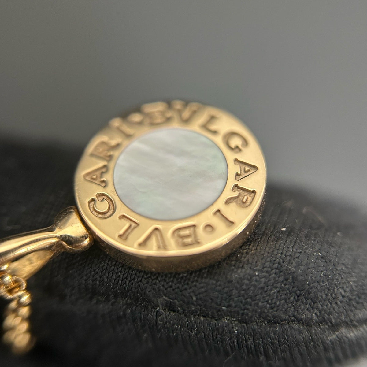 Bvlgari - BVLGARI BVLGARI - 18K rose gold with natural white mother-of-pearl. - Gold