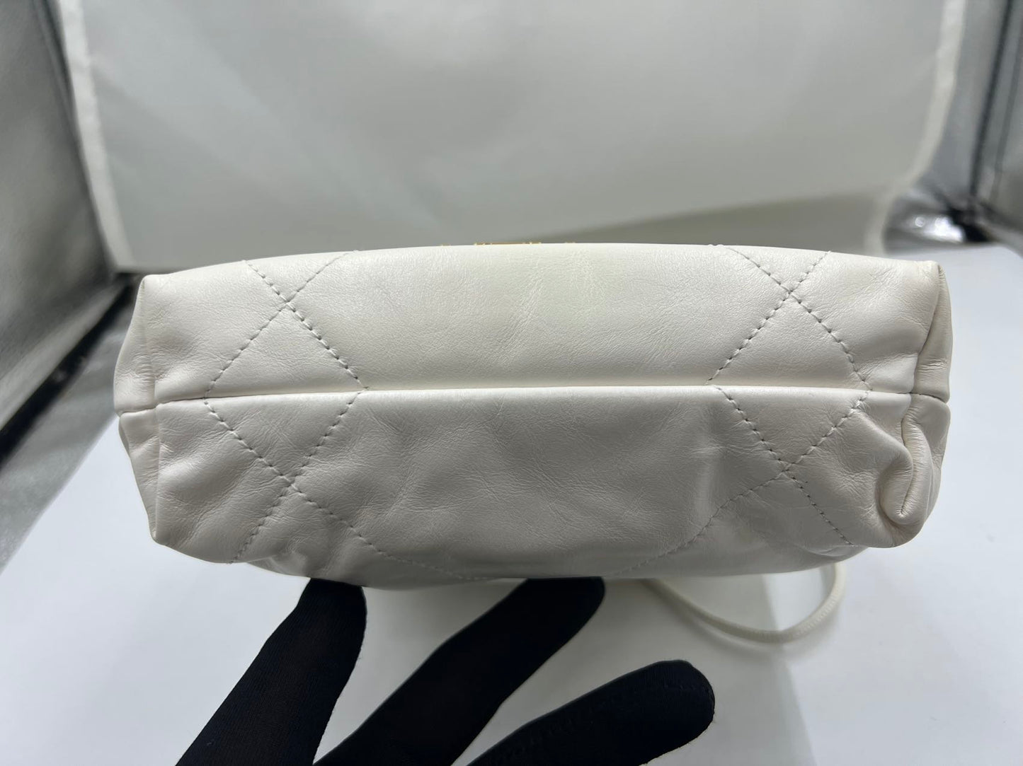 Chanel - 22 Bag Mini - Calfskin leather - White with Gold-Tone Hardware - (Mini)