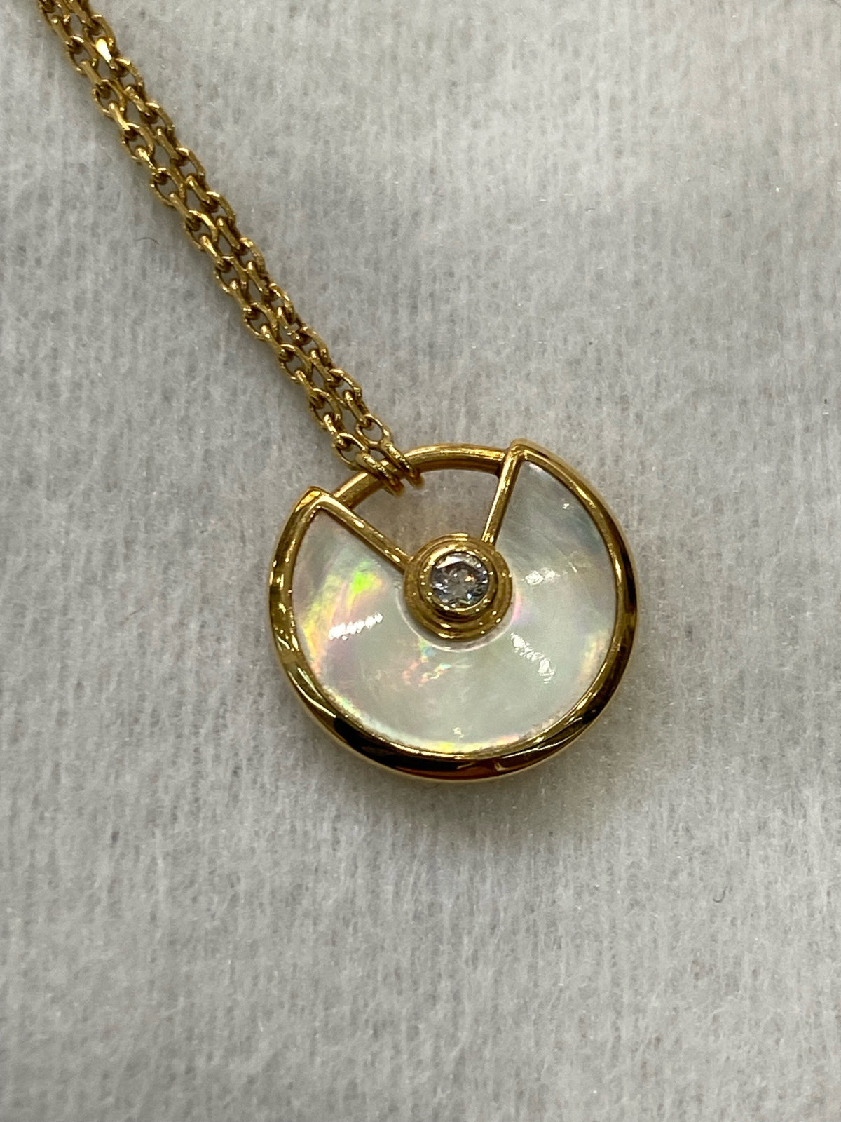 Cartier - Amulette de Cartier - 18k rose gold, mother-of-pearl and a single diamond - Gold
