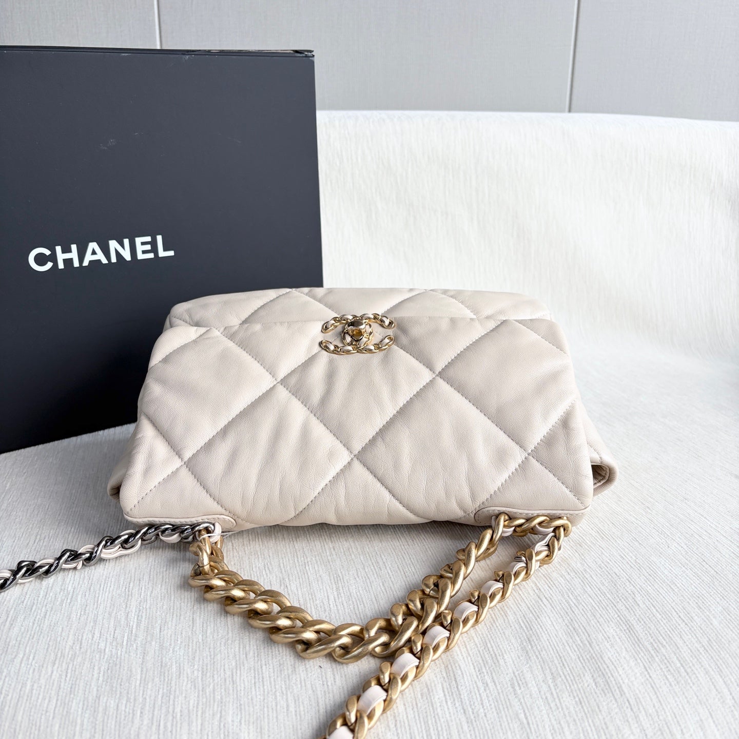 Chanel - 19 Bag - Leather - Beige - (medium)