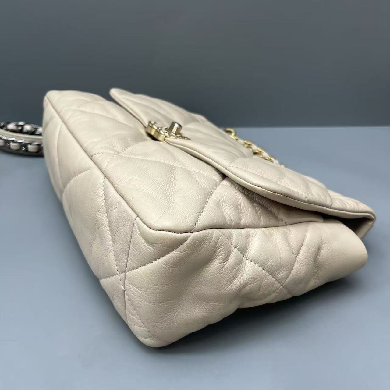 Chanel - 19 Flap Bag - Grained calfskin leather - Beige - (Medium)