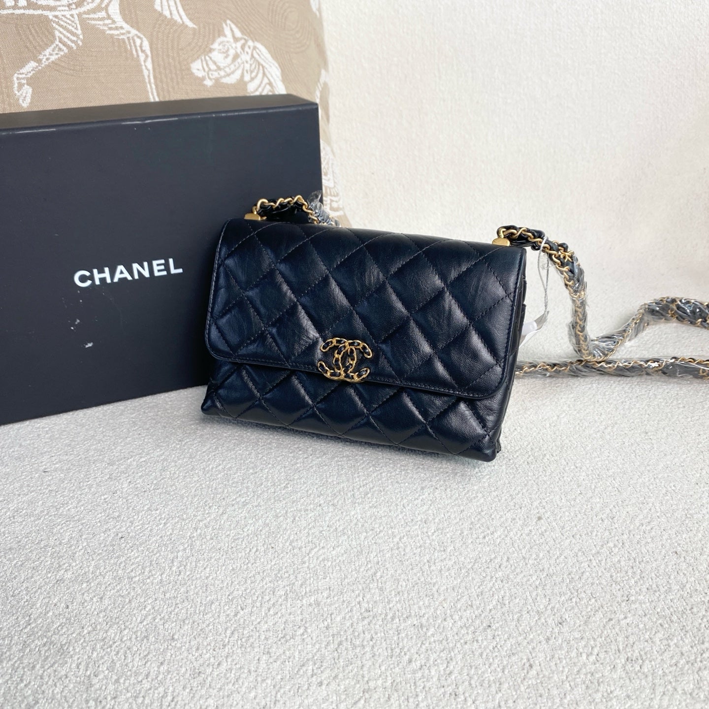 Chanel - 19 Series Small Flap Bag - Cowhide leather - Black with Gold-Tone Hardware - (mini)