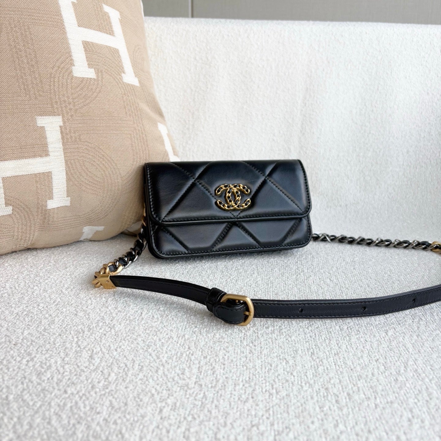 Chanel - 19 WOC Belt Bag - Lambskin leather - Black - (mini)