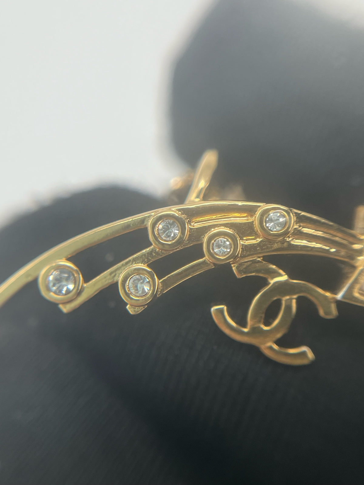 Chanel - 24C Comet - Gold-tone metal with clear crystal accents and white star-shaped inlays; exact inlay material unknown. - Gold - (One size)