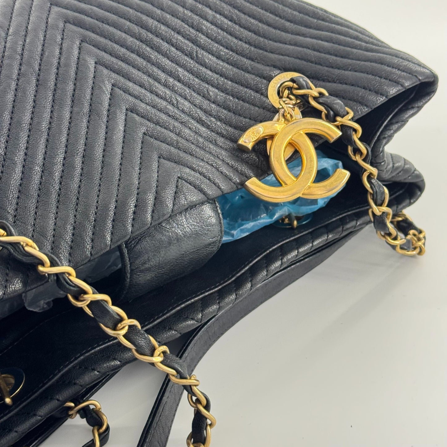 Chanel - Chevron Quilted Tote Bag - Lambskin leather - Black - (Medium)